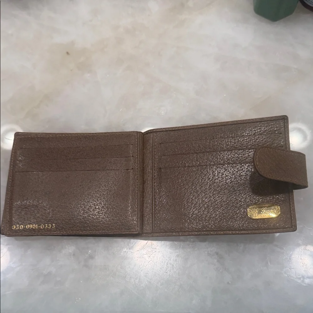 Vintage Authentic Gucci Brown Leather Wallet with Gold Accent